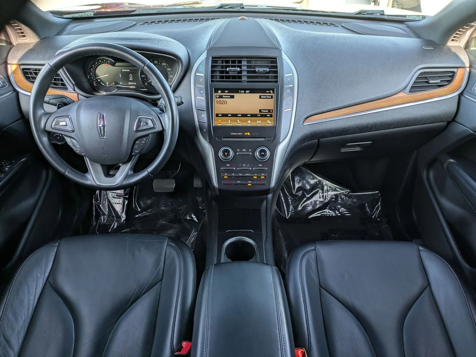 Used 2017 Red Lincoln Select image 7