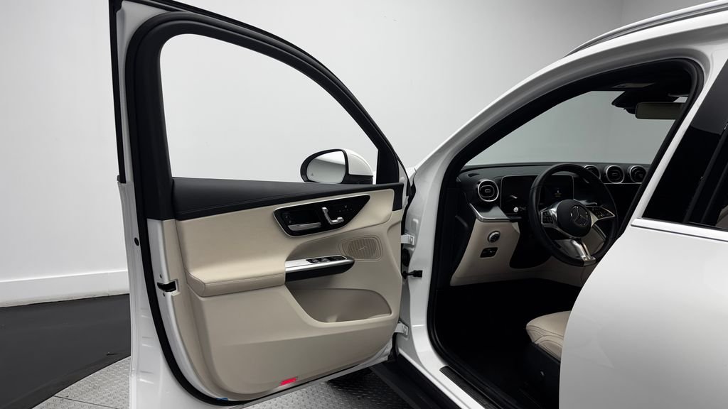 Used 2025 White Mercedes-Benz GLC 300 image 24