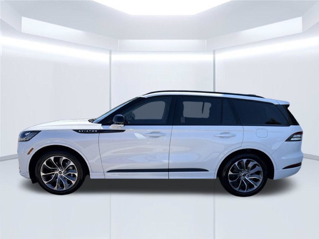 Used 2025 White Lincoln Premiere image 3