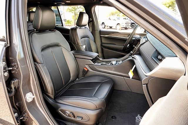 New 2026 Baltic Gray Metallic Clear-Coat Exterior Paint Jeep Limited image 15