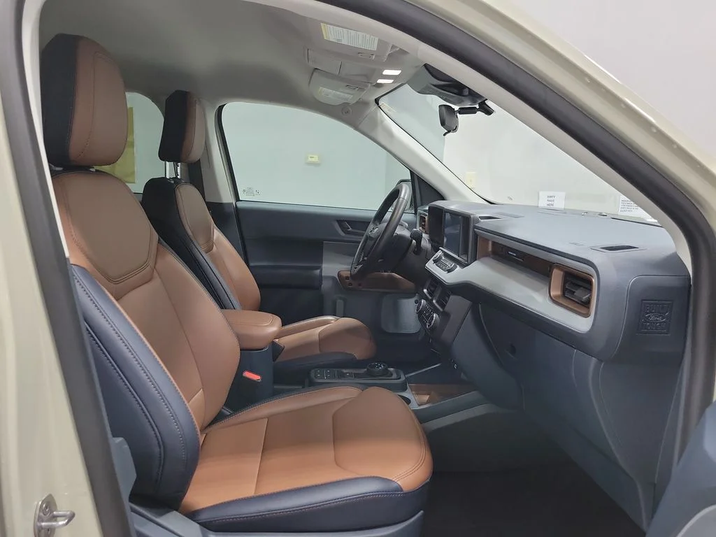 Used 2024  Ford Lariat image 19