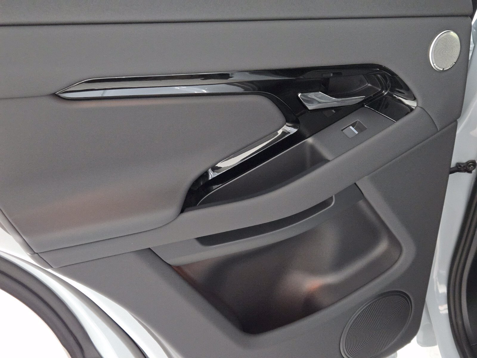 New 2026 Arroios Grey Land Rover Hoxton image 21