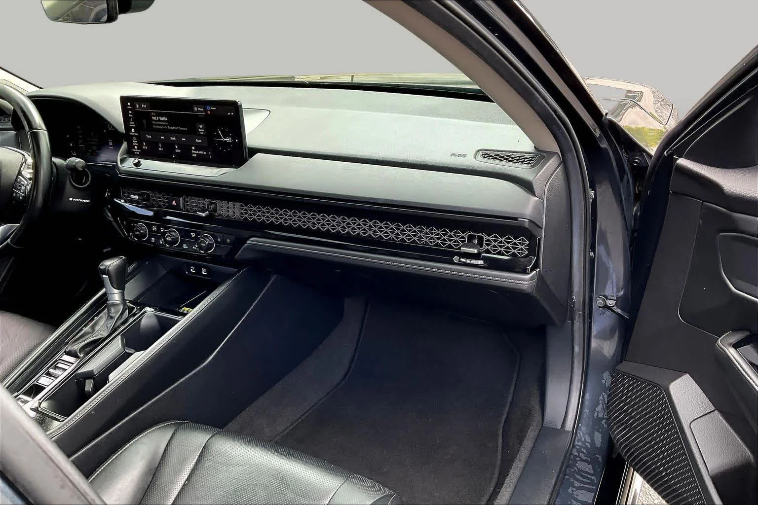 Used 2025 Meteorite Gray Metallic Honda Touring image 18