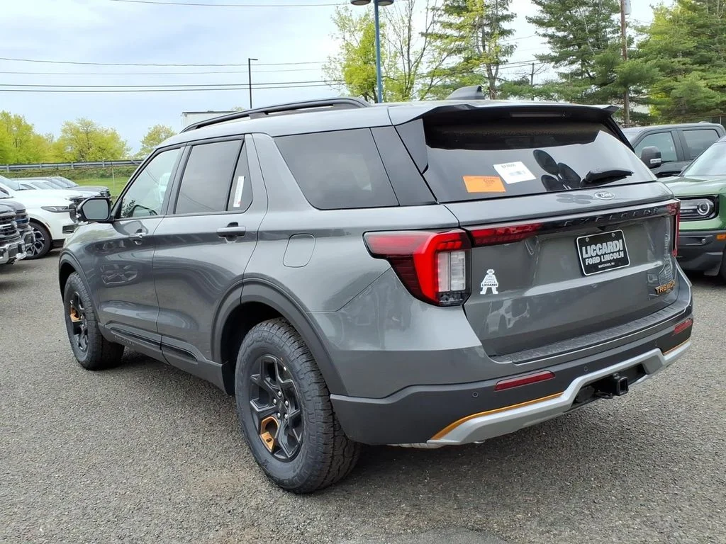 New 2026 Carbonized Gray Metallic Ford Tremor® image 4