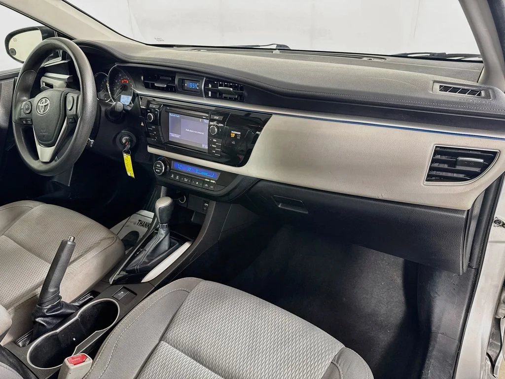 Used 2015 Silver Toyota LE image 33