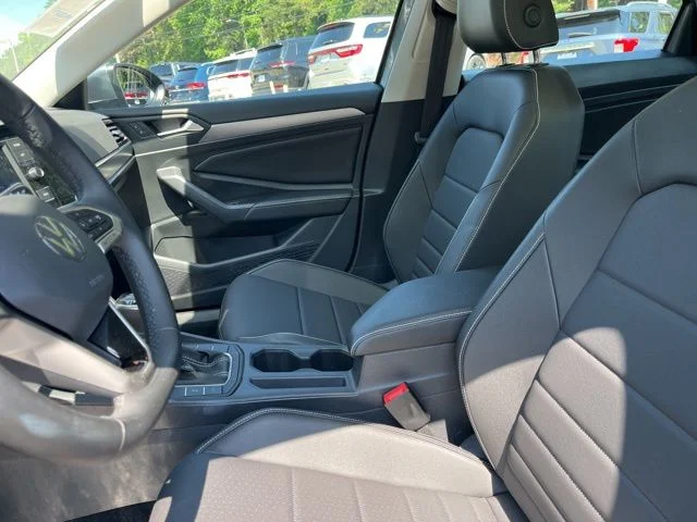 Used 2024 Gray Volkswagen 1.5T SE image 9