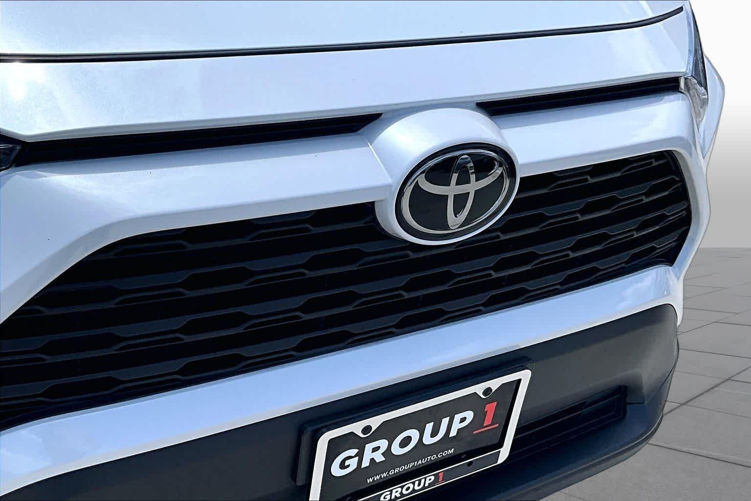 Used 2025 Wind Chill Pearl Toyota XLE Premium image 29
