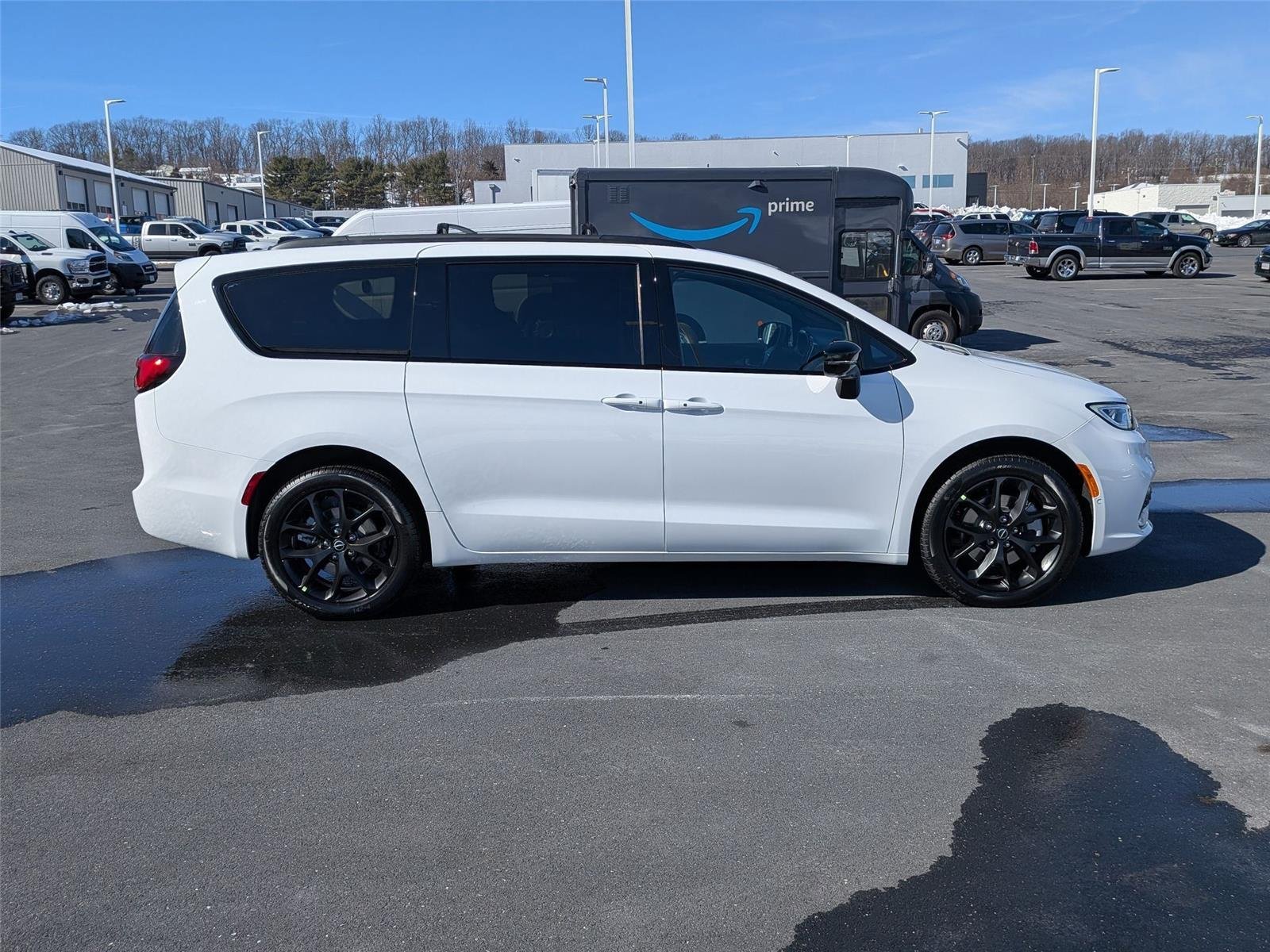 New 2026 Bright White Clear-Coat Exterior Paint Chrysler Select image 4