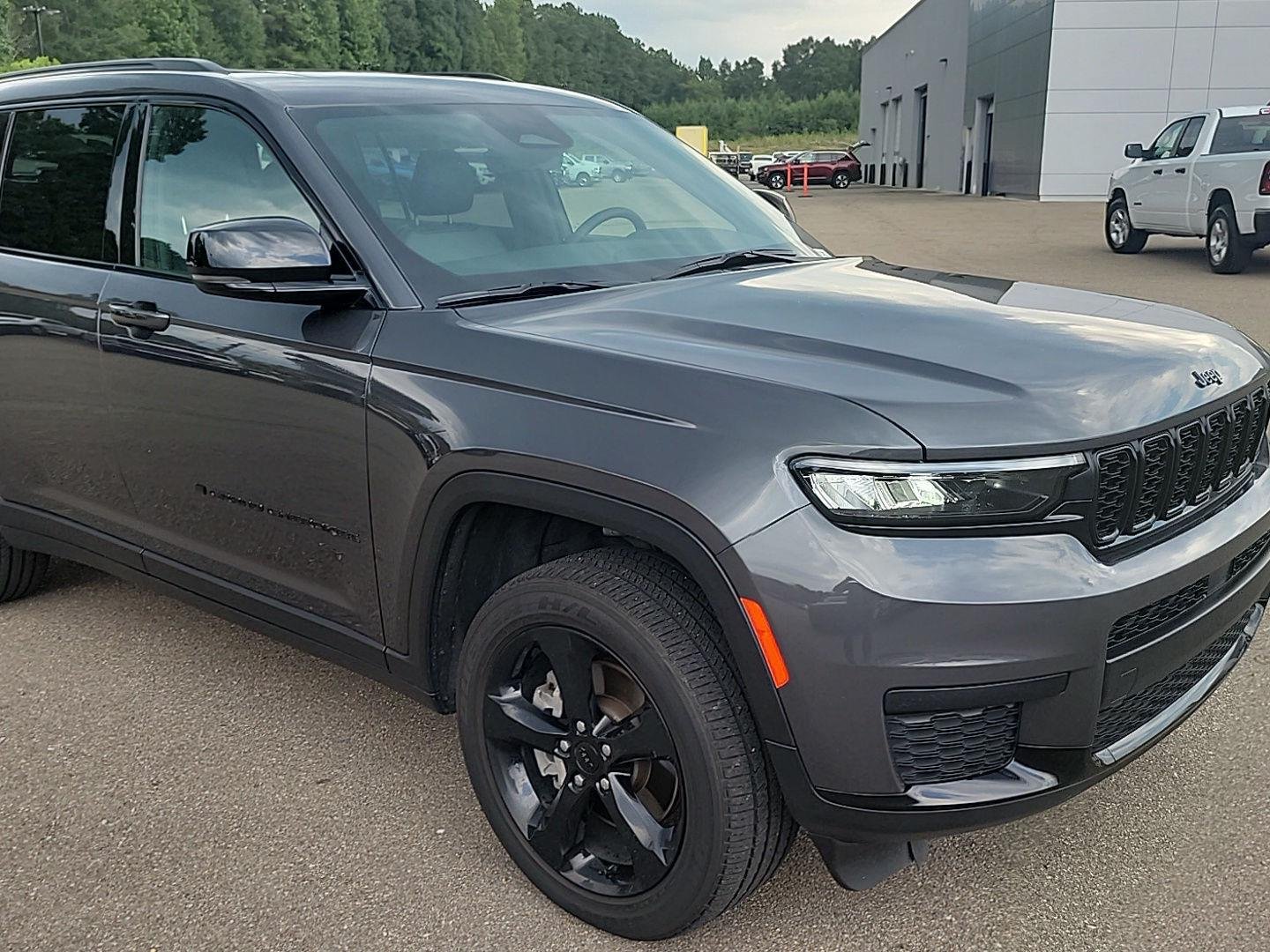 Used 2025 Baltic Gray Metallic Clearcoat Jeep Altitude X image 24