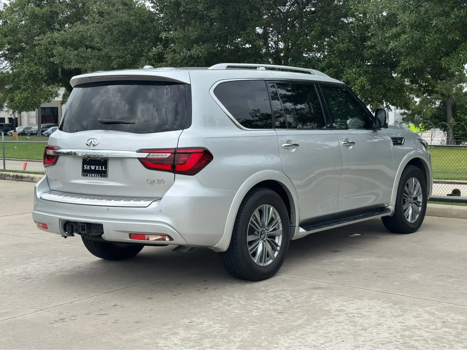 Certified Used 2021 Liquid Platinum INFINITI LUXE image 5