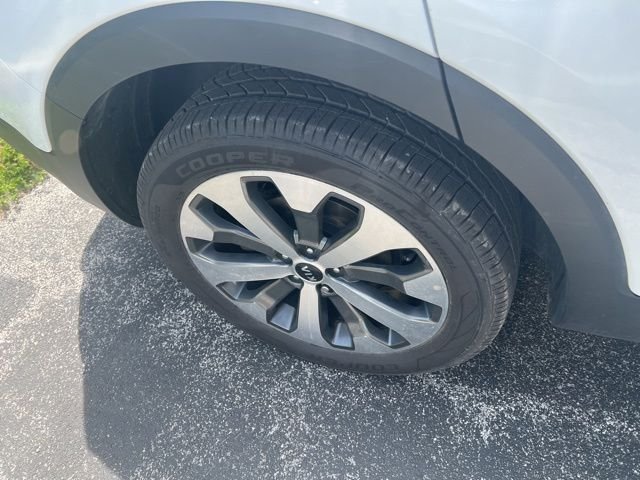 Used 2020 White Kia S image 15