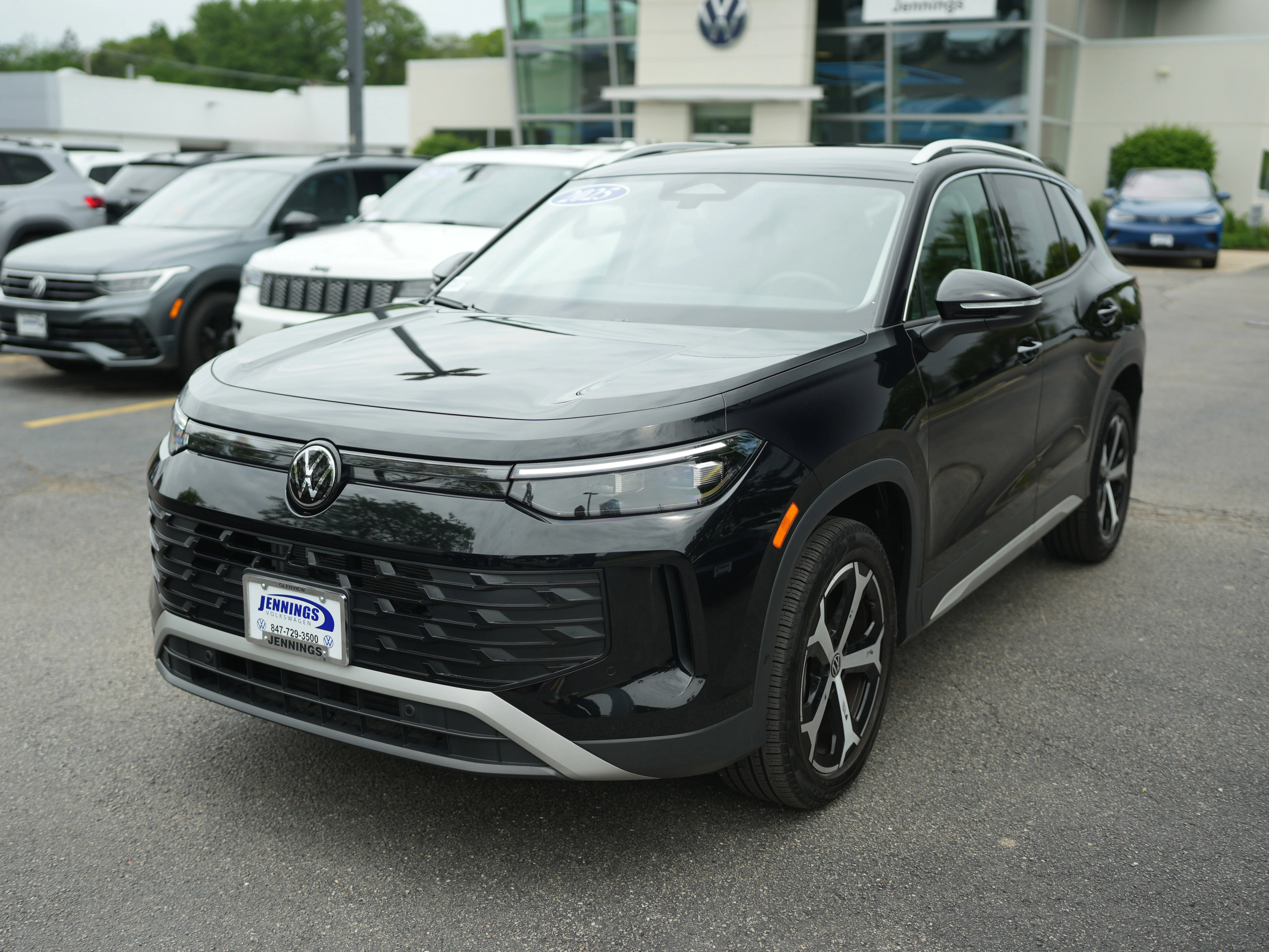 Used 2025 Black Volkswagen SE image 4