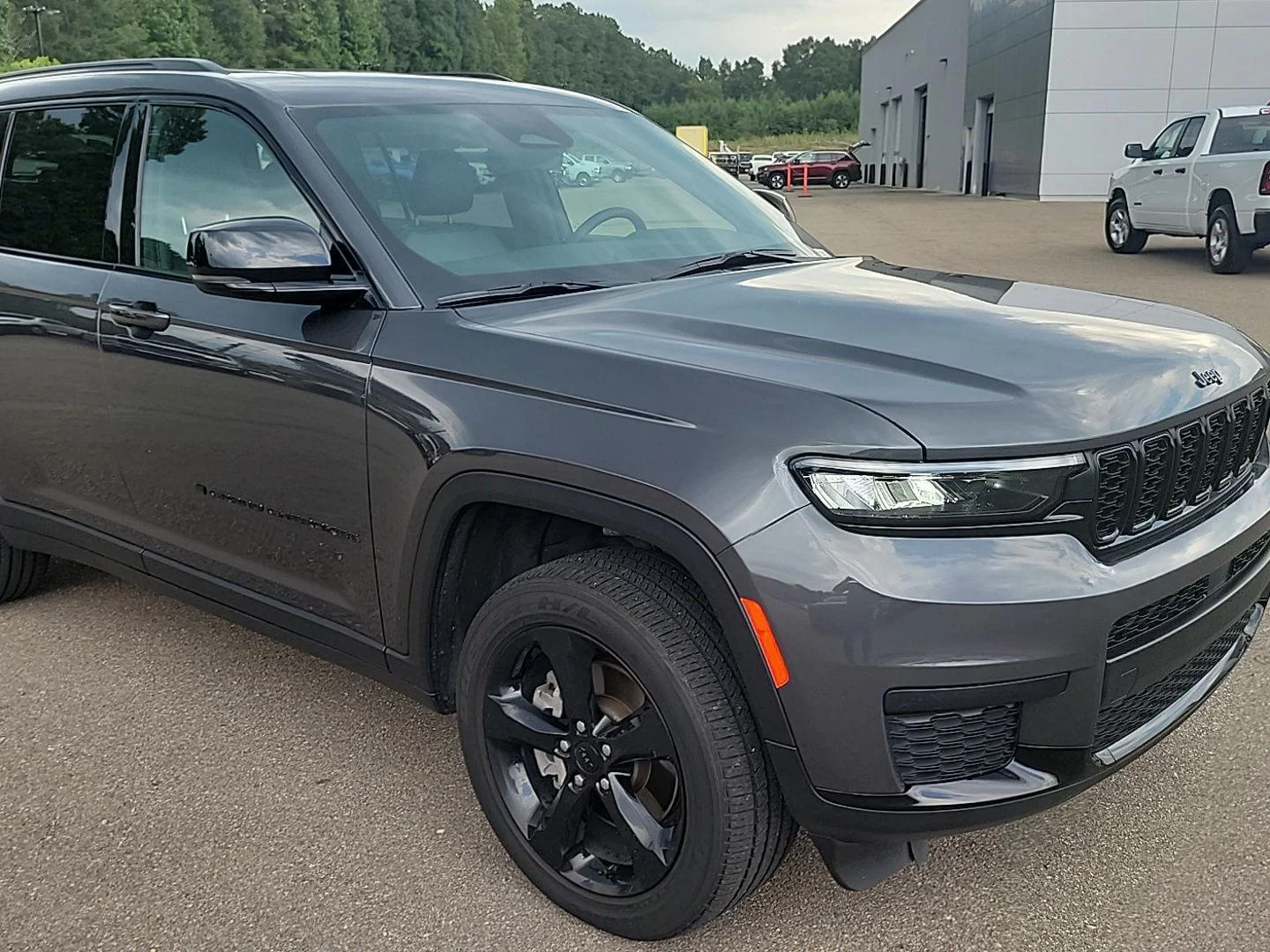 Used 2025 Baltic Gray Metallic Clearcoat Jeep Altitude X image 24