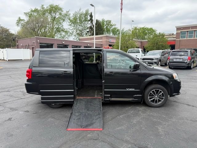 Used 2015 Black Dodge SXT image 7