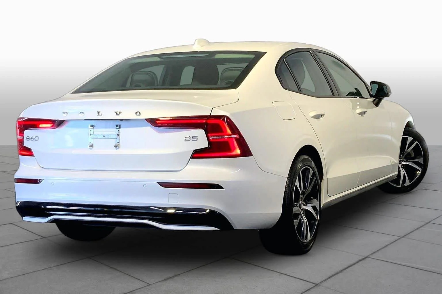 Used 2025 Crystal White Pearl Volvo Core image 13