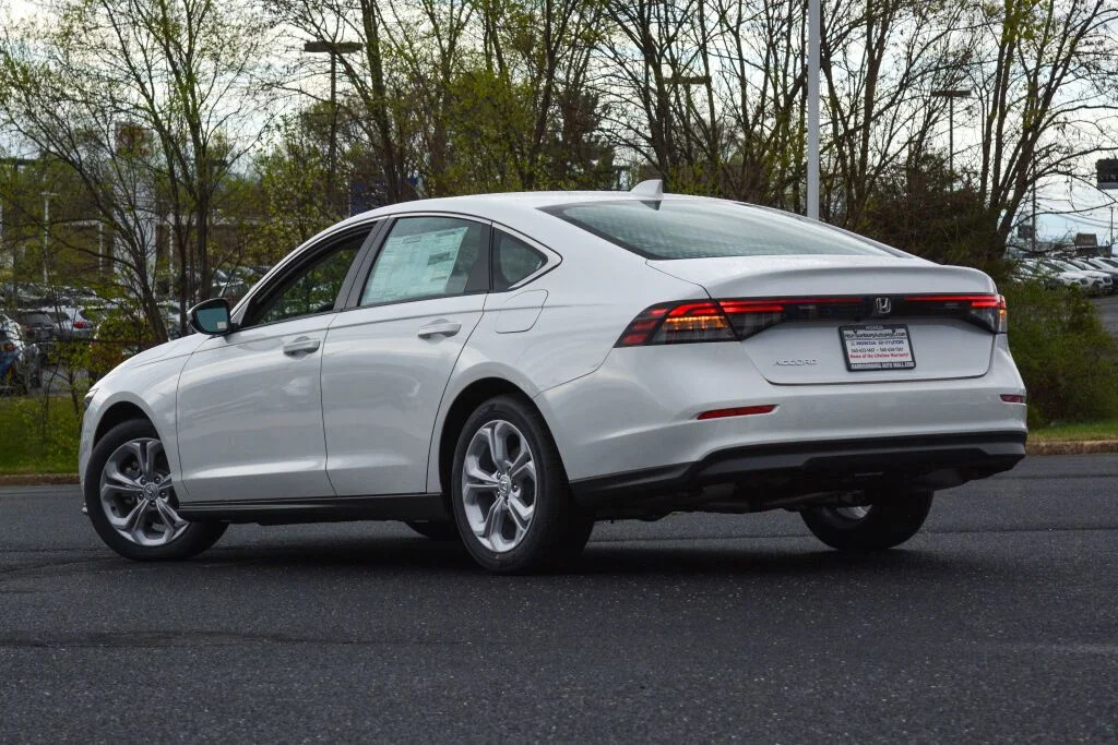 New 2026 Platinum White Pearl Honda LX image 4