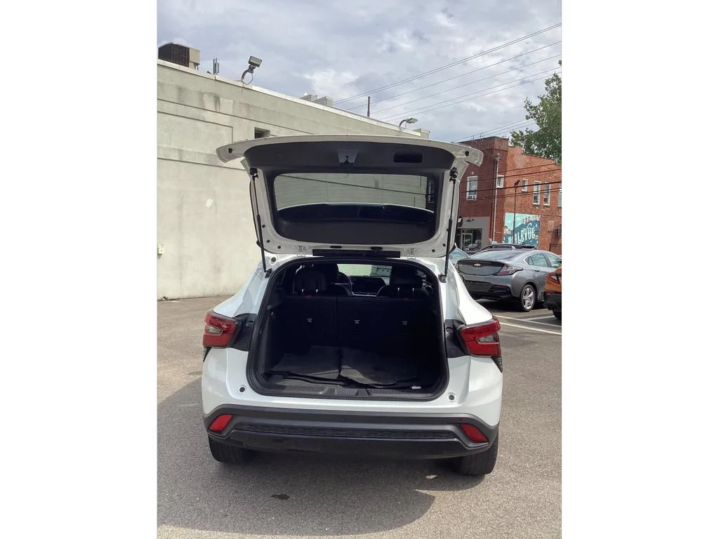 Used 2024 Summit White Chevrolet 2RS image 10