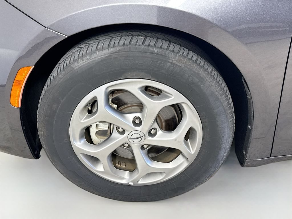 Used 2023 Granite Crystal Metallic Clearcoat Chrysler Limited image 33