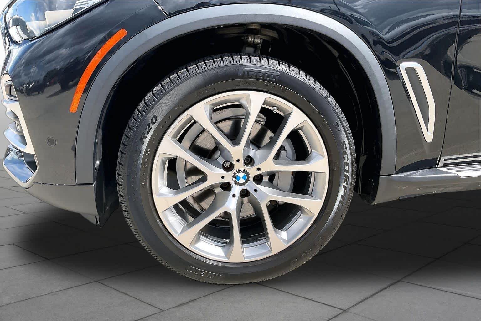 Used 2023 Alpine White BMW sDrive40i image 9