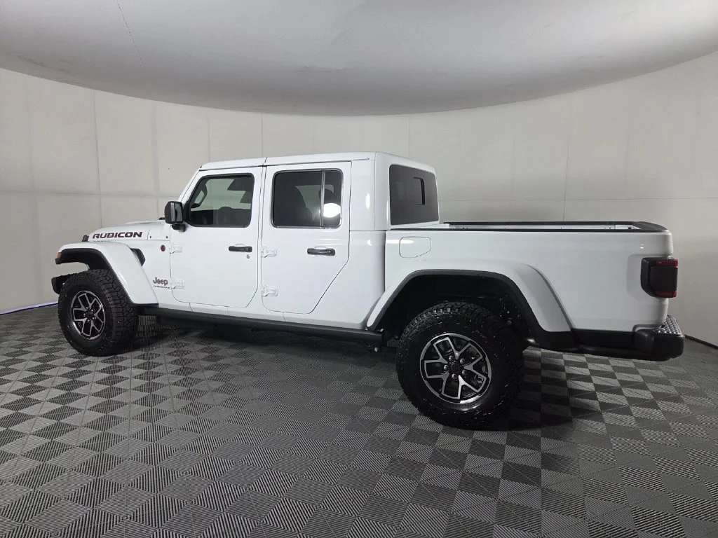 New 2026 Bright White Clear-Coat Exterior Paint Jeep Rubicon X image 7