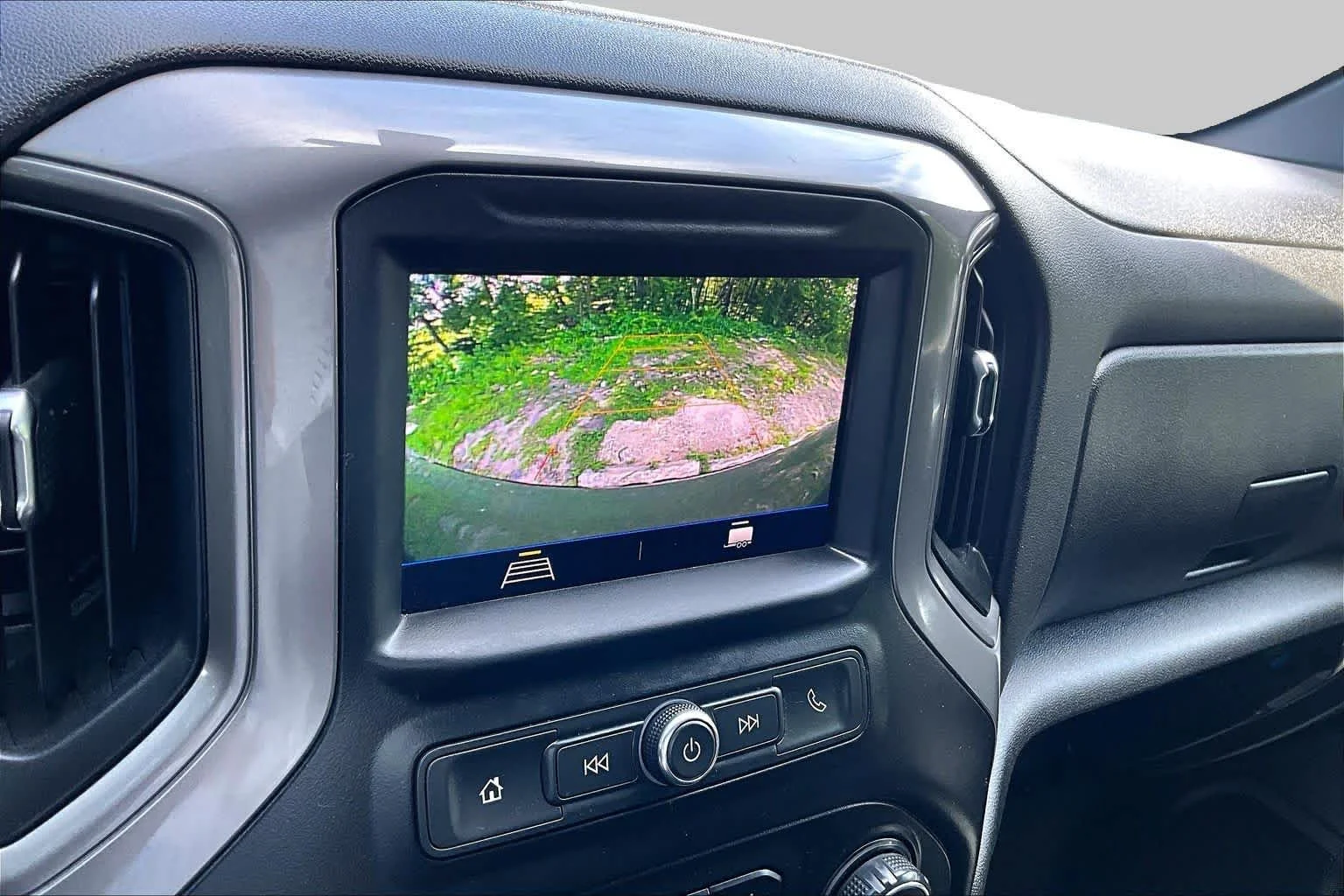 Used 2021 Silver Ice Metallic Chevrolet Custom image 27