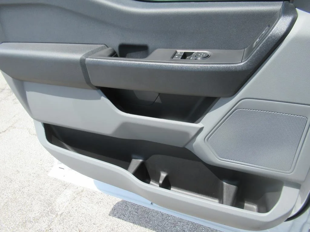New 2024 Oxford White Ford F-250® XL image 23