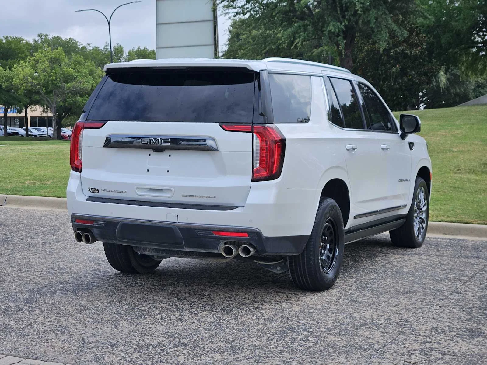 Used 2023 White Frost Tricoat GMC Denali Ultimate image 4