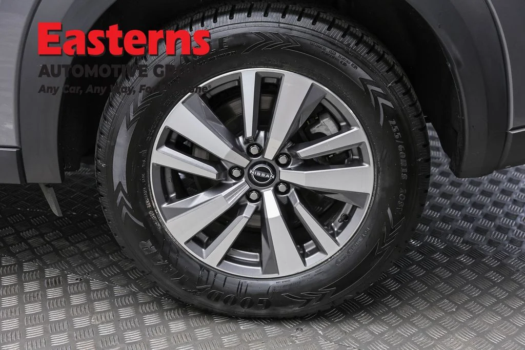 Used 2022 Gray Nissan SL image 8
