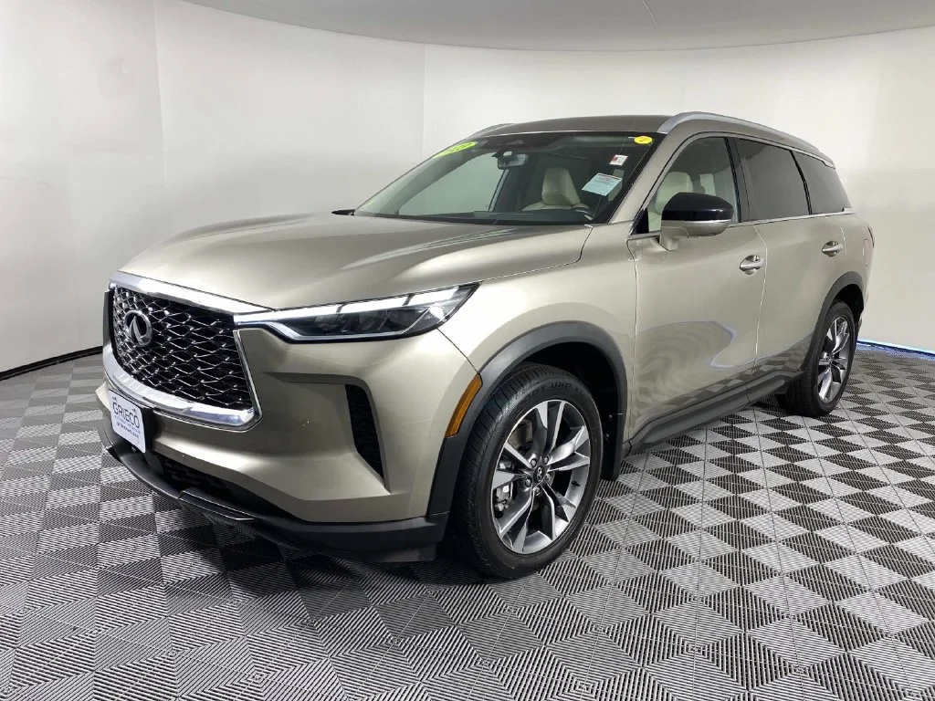 Used 2023 Titanium INFINITI LUXE image 4