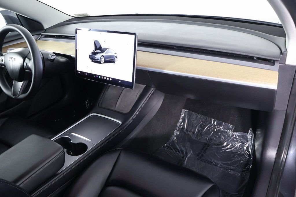 Used 2022  Tesla Base image 9