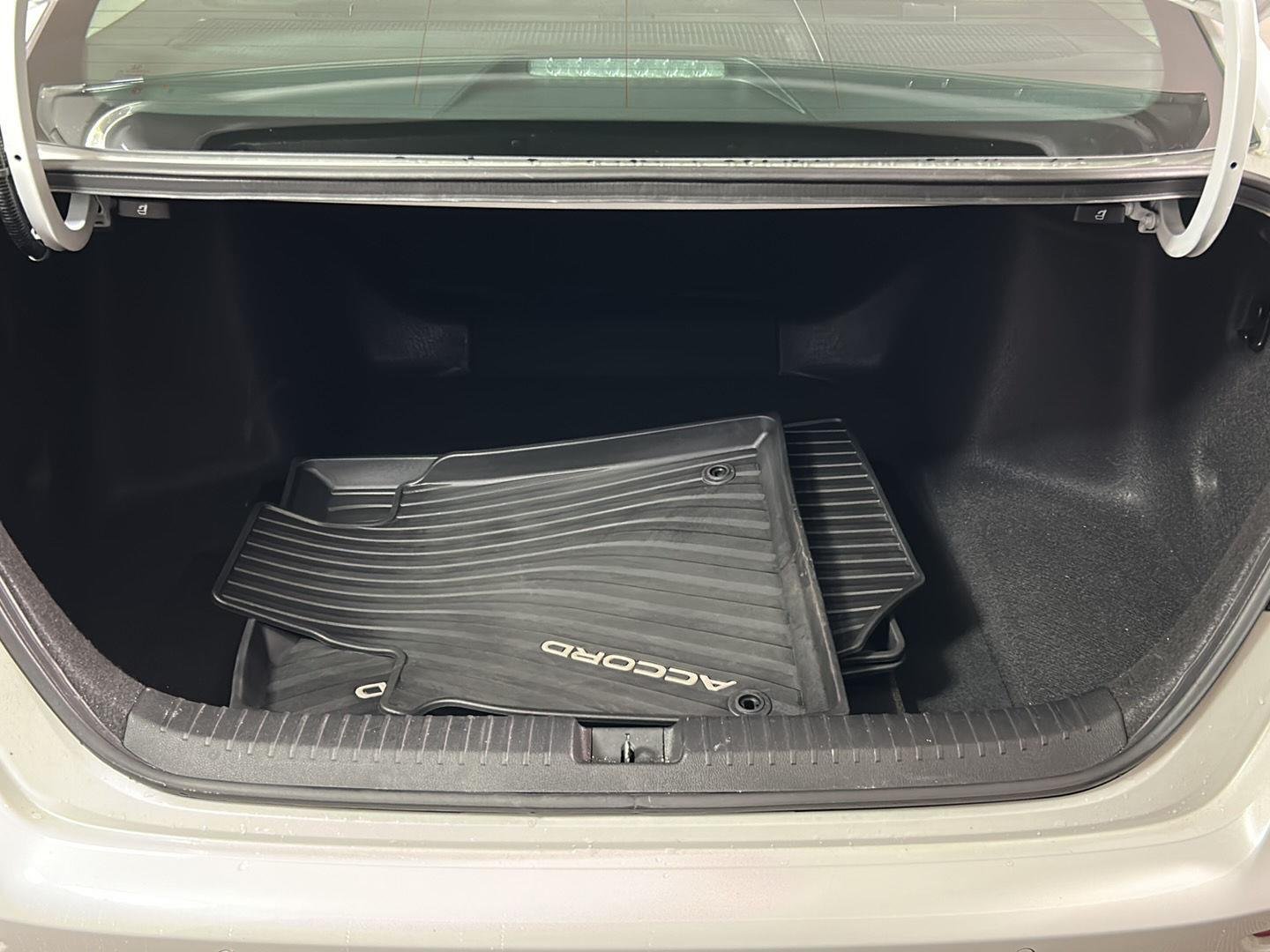 Used 2023 Platinum White Pearl Honda Touring image 8