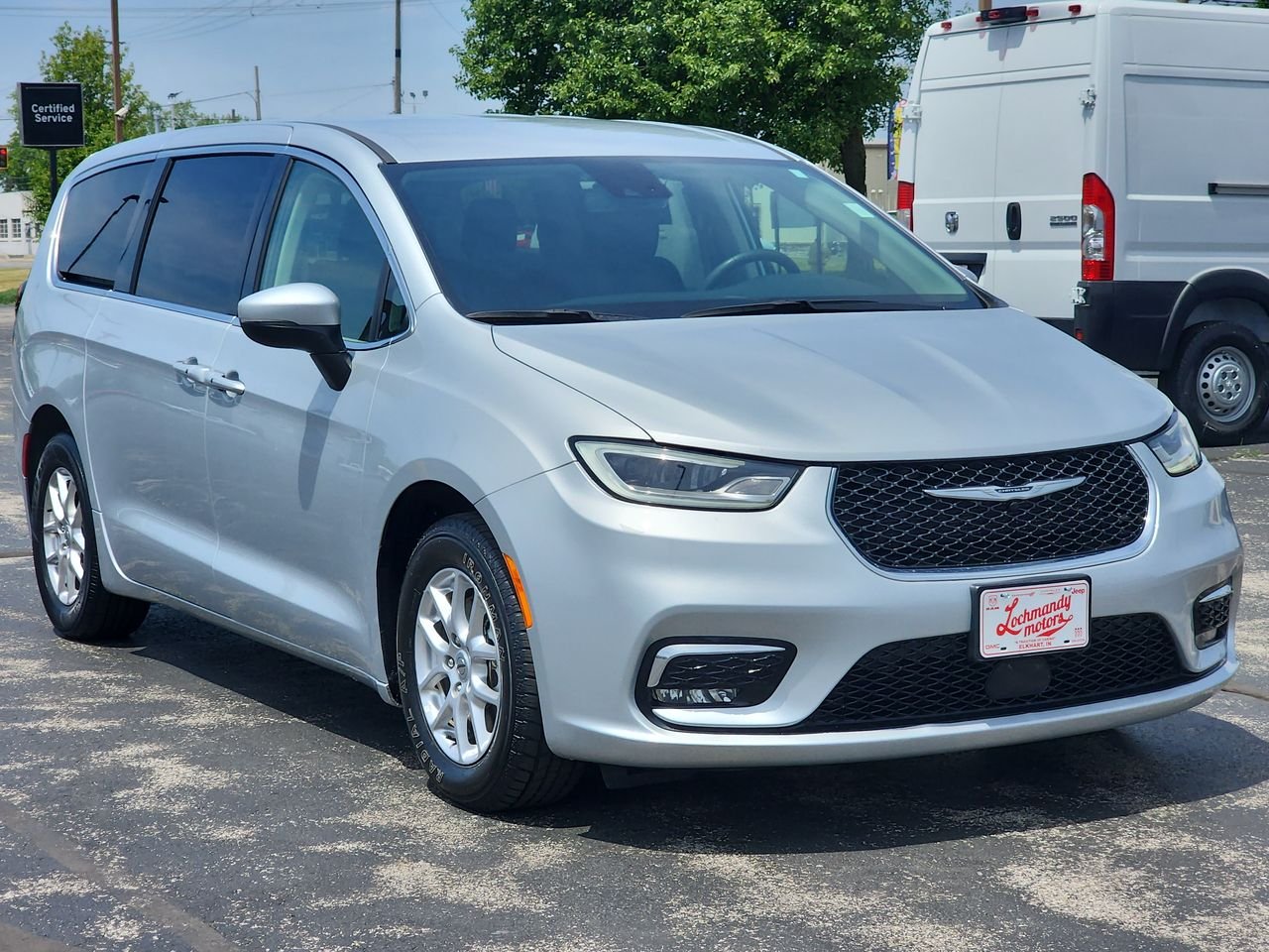 2023 Chrysler Pacifica Touring L's photo