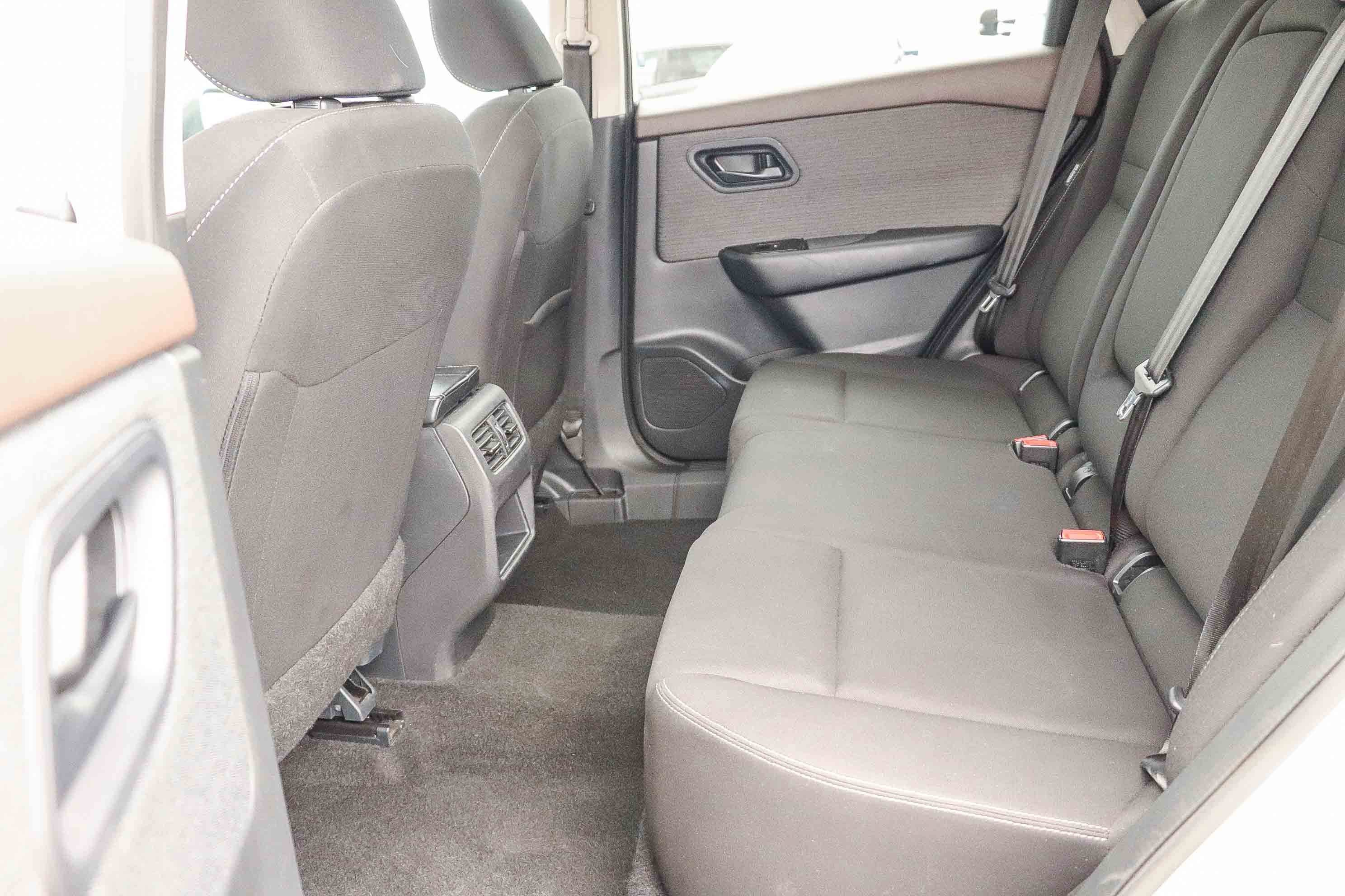 Used 2023 Glacier White Nissan S image 17