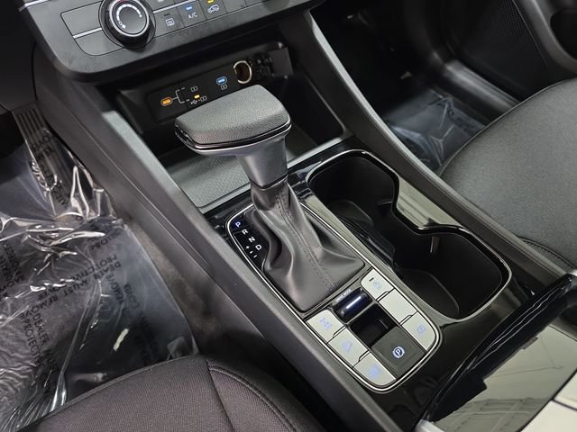 Used 2025 White Hyundai SE image 25