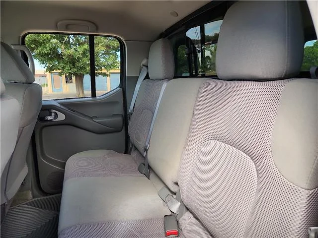 Used 2018 Gray Nissan SV 4x4 Crew Cab 6 ft. box 139.9 in. WB image 11