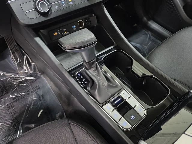Used 2025 White Hyundai SE image 25