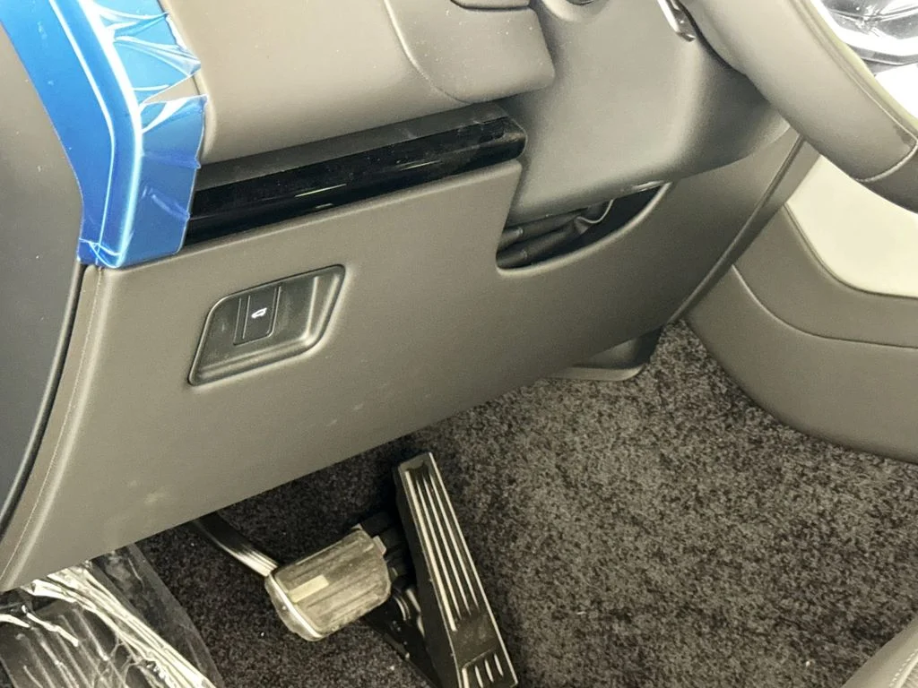 New 2026 Santorini Black Land Rover SE image 10