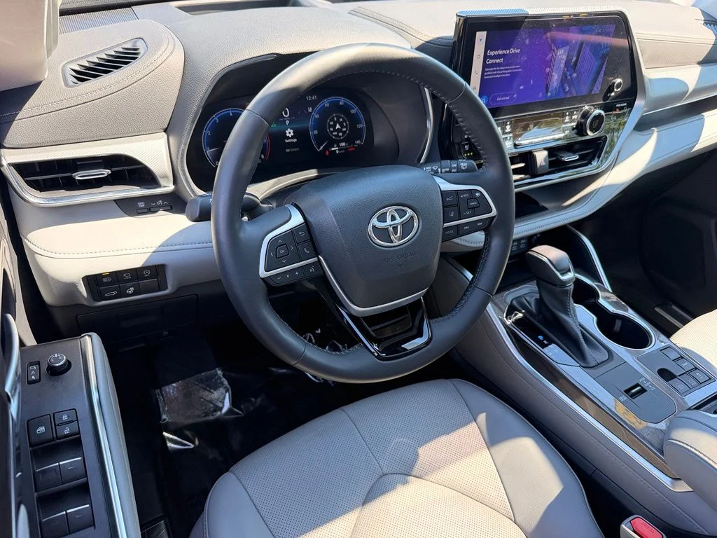 Used 2023 Silver Toyota Platinum image 24