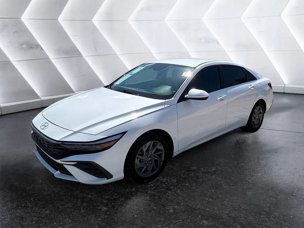 Used 2024 White Hyundai SEL image 3