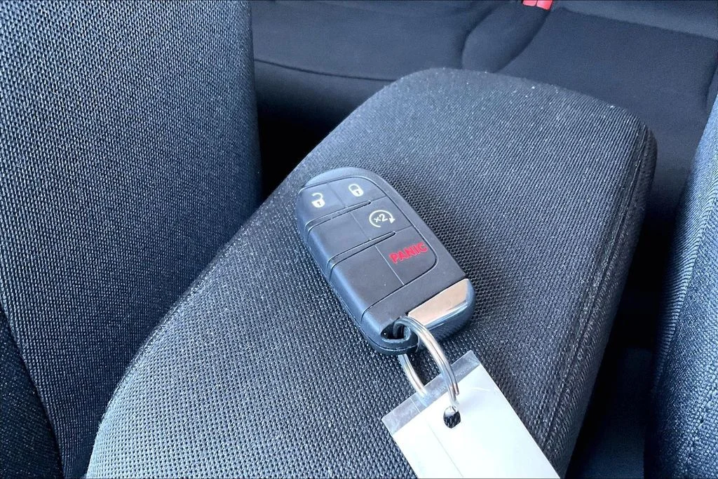 Used 2018 Red Jeep Latitude image 11