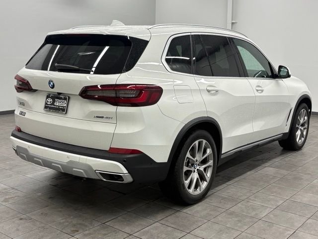 Used 2022 White BMW xDrive40i image 2
