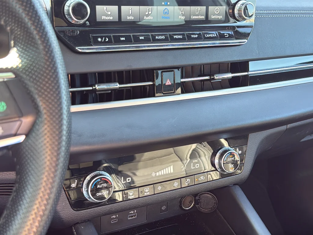 Used 2024  Mitsubishi SE Black Edition image 21