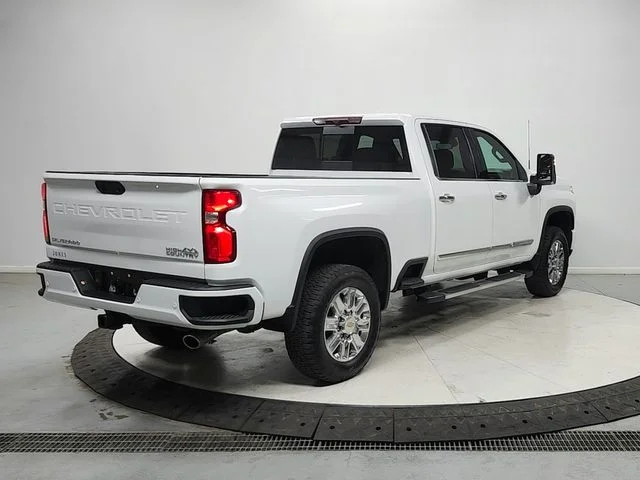 Used 2024 White Chevrolet High Country image 7