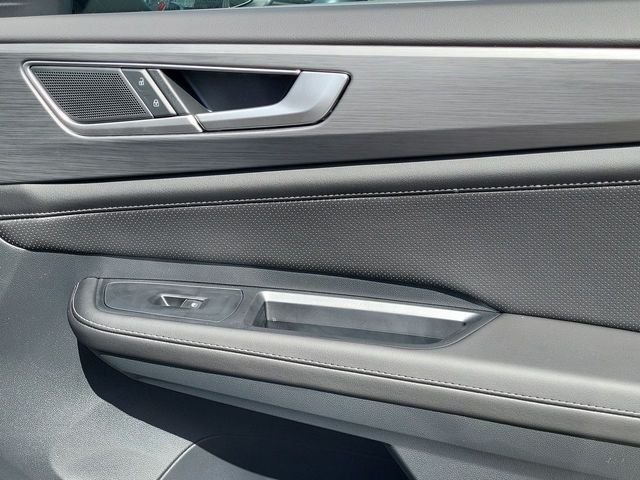 New 2026 Black Volkswagen 2.0T SE w/Technology image 18