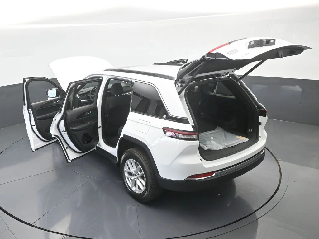 New 2026 Bright White Clear-Coat Exterior Paint Jeep Laredo X image 63