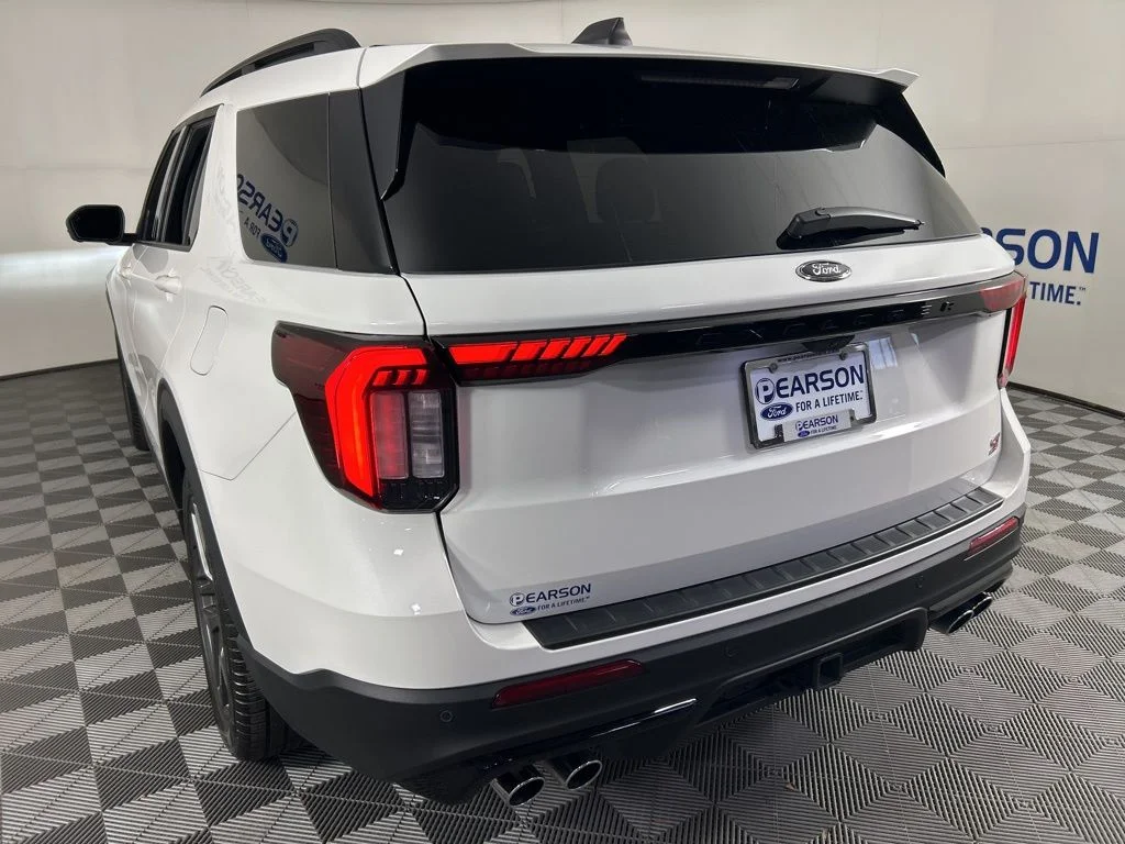 2025 Ford Explorer ST - Photo 11