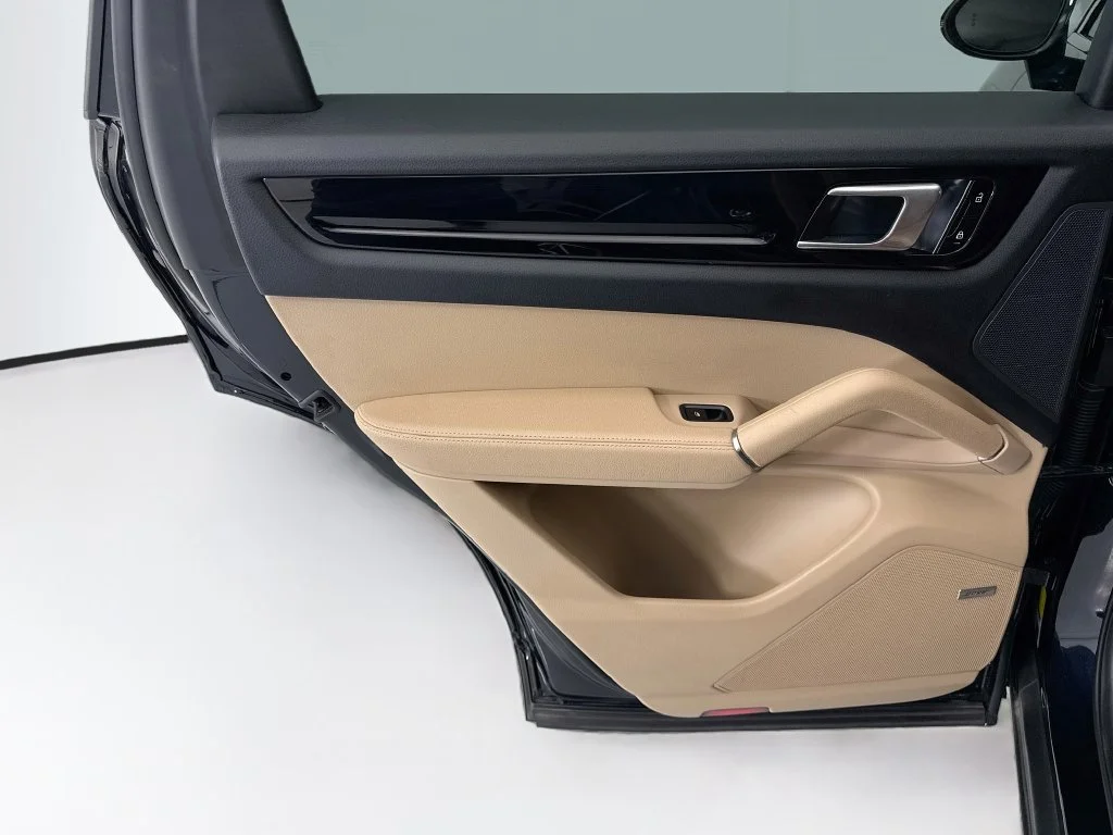 Used 2019  Porsche Base image 25