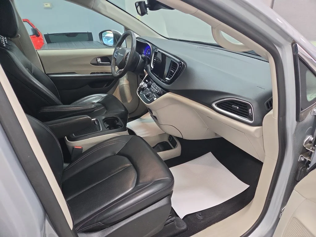 Used 2023 Silver Chrysler Touring L image 18