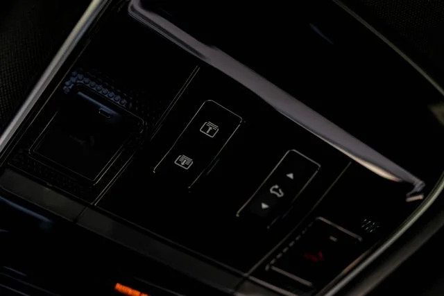 New 2026  Land Rover SE image 33