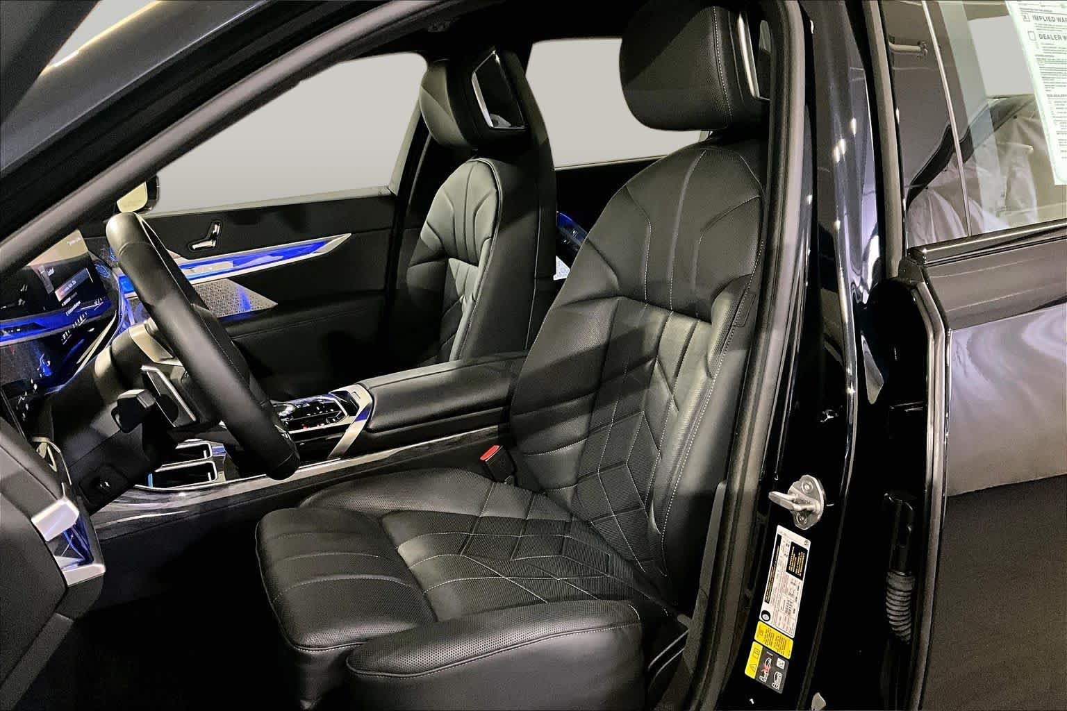 Used 2023 Carbon Black Metallic BMW xDrive60 image 8